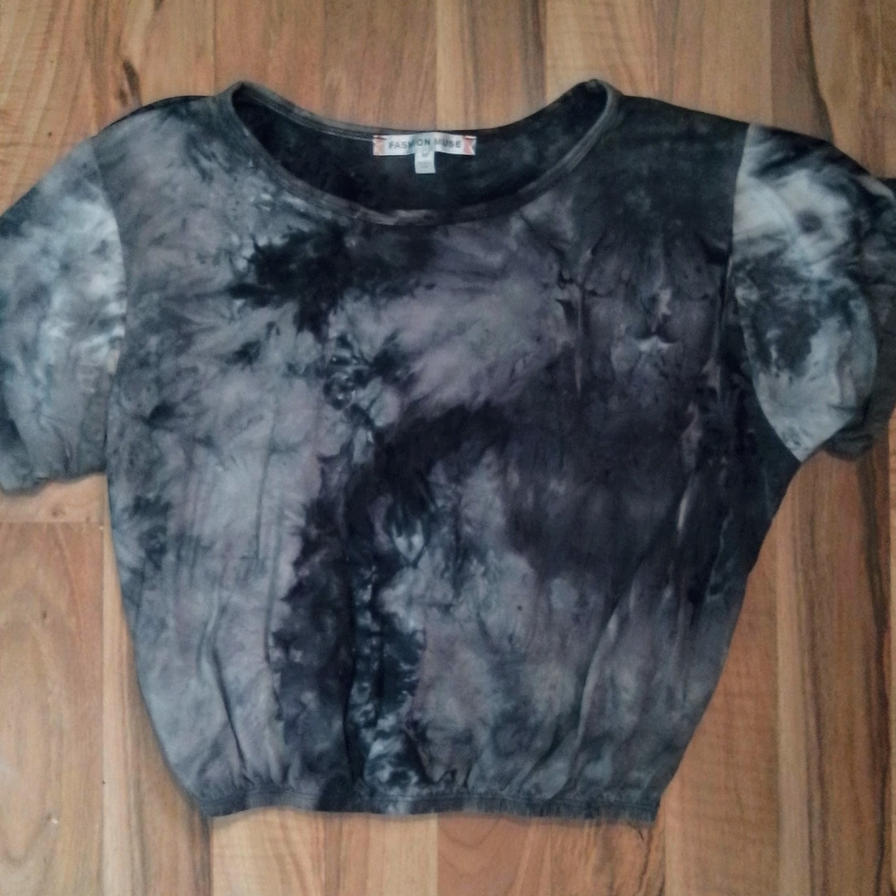 Black and Gray Tie-Dye Crop Top Fitted Style
